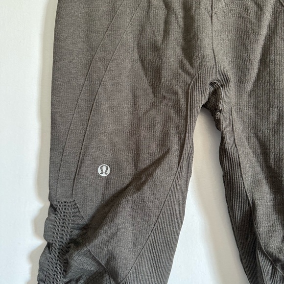 Lululemon Athletica Gray In the Flow Crop II Seamless Athletic Leggings size 4 - Picture 12 of 14